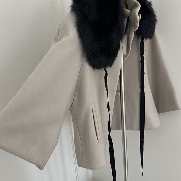 TAHARI - silver cape with navy fur collar - Picture 8 of 13